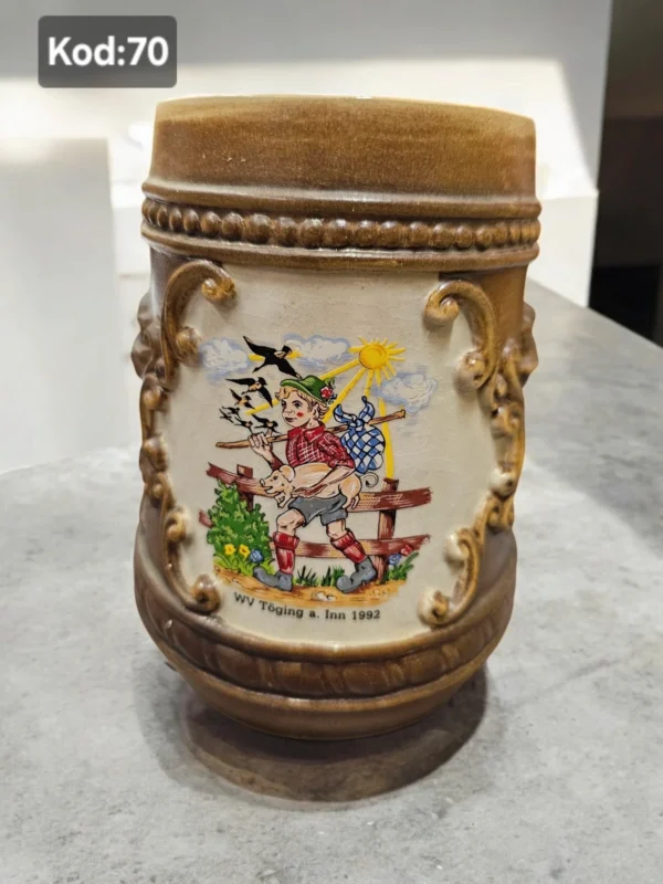 Dekoracyjny kufel ceramiczny z motywem kwiatowym i humorystycznym obrazkiem.