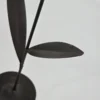 Metalowy świecznik w formie kwiatu – industrialny design