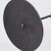 Metalowy świecznik w formie kwiatu – industrialny design
