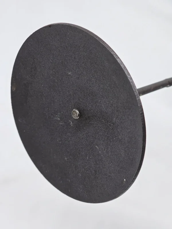 Metalowy świecznik w formie kwiatu – industrialny design