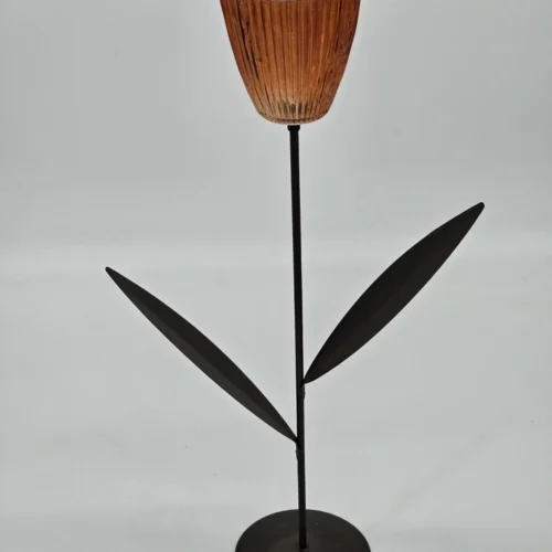 Metalowy świecznik w formie kwiatu – industrialny design