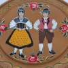 Drewniany talerz dekoracyjny z ręcznie malowanym motywem ludowym