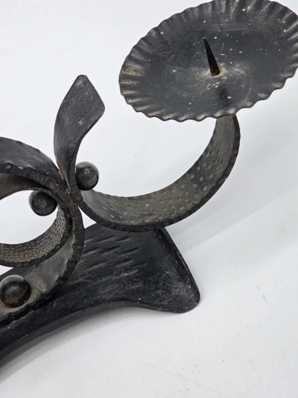 Kuty świecznik na 4 świece – klasyczna metaloplastyka