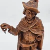 Rzeźba Strażnika Nocnego – odlew na drewnianej podstawie, 40 cm