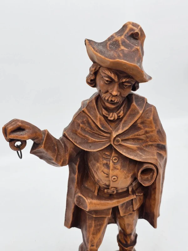 Rzeźba Strażnika Nocnego – odlew na drewnianej podstawie, 40 cm