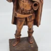 Rzeźba Strażnika Nocnego – odlew na drewnianej podstawie, 40 cm