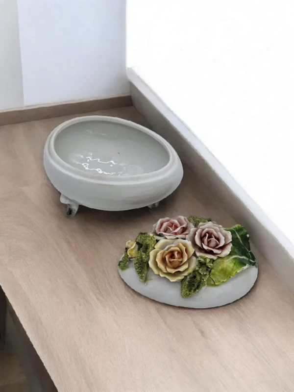 Porcelanowa szkatułka z kwiatami – dekoracyjna