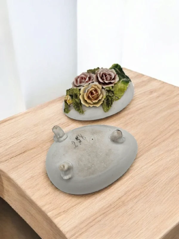 Porcelanowa szkatułka z kwiatami – dekoracyjna