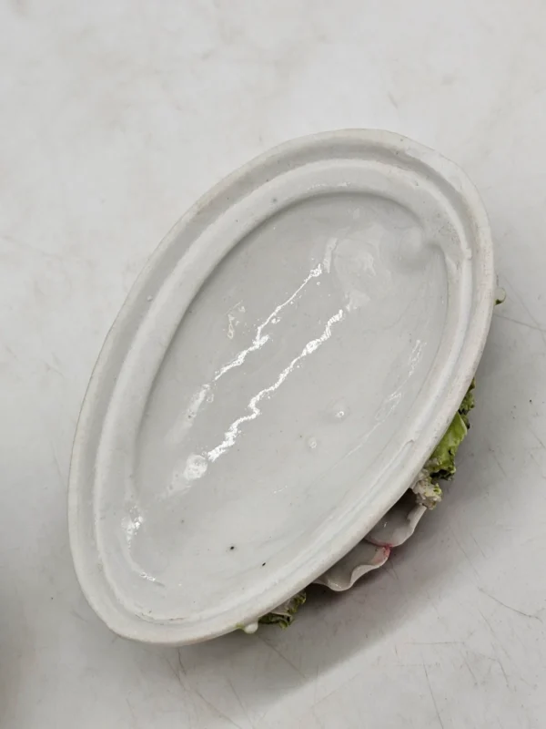 Porcelanowa szkatułka z kwiatami – dekoracyjna