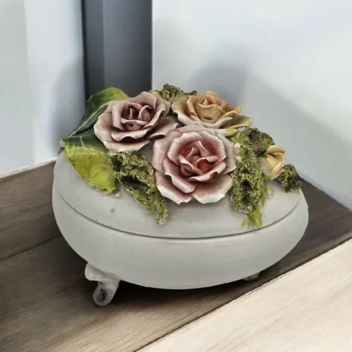 Porcelanowa szkatułka z kwiatami – dekoracyjna