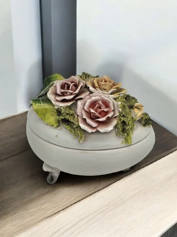 Porcelanowa szkatułka z kwiatami – dekoracyjna