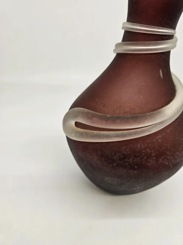 Artystyczny wazon szklany z dekoracyjną spiralą – unikatowy design
