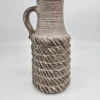 Wazon ceramiczny z uchwytem – styl vintage, faktura sznura