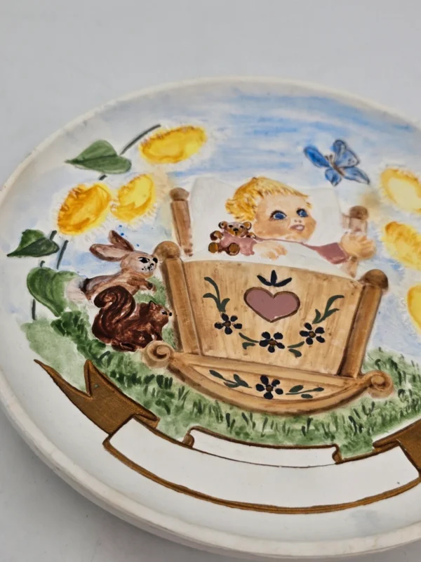 Ceramiczny talerz dekoracyjny z dzieckiem w kołysce – ręcznie malowany, Ø 17 cm