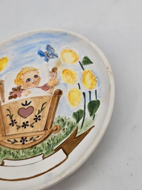 Ceramiczny talerz dekoracyjny z dzieckiem w kołysce – ręcznie malowany, Ø 17 cm