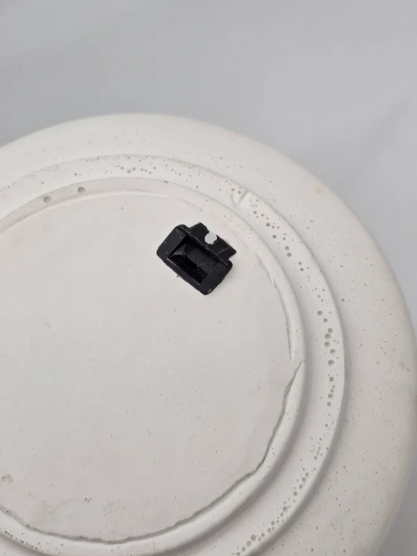 Ceramiczny talerz dekoracyjny z dzieckiem w kołysce – ręcznie malowany, Ø 17 cm