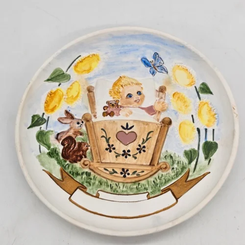 Ceramiczny talerz dekoracyjny z dzieckiem w kołysce – ręcznie malowany, Ø 17 cm
