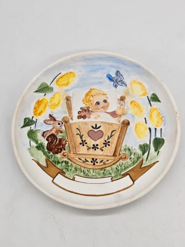 Ceramiczny talerz dekoracyjny z dzieckiem w kołysce – ręcznie malowany, Ø 17 cm