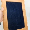 Tablica ekspozycyjna z materiałowym wypełnieniem i drewnianą ramą – vintage, 32x45 cm