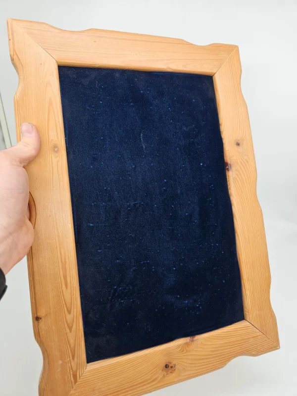 Tablica ekspozycyjna z materiałowym wypełnieniem i drewnianą ramą – vintage, 32x45 cm