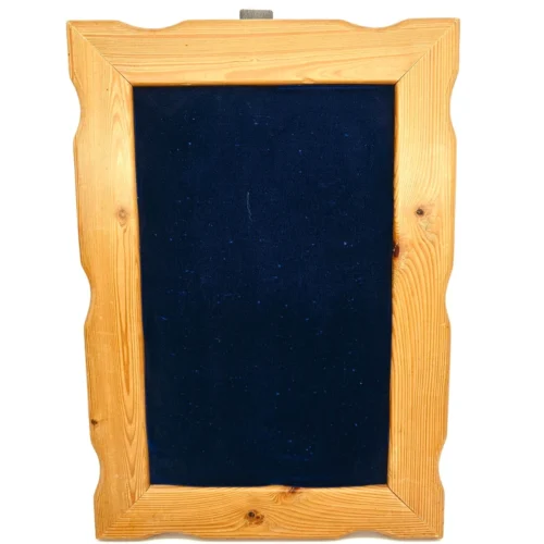 Tablica ekspozycyjna z materiałowym wypełnieniem i drewnianą ramą – vintage, 32x45 cm