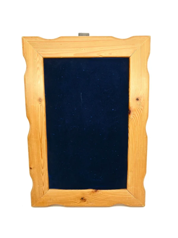 Tablica ekspozycyjna z materiałowym wypełnieniem i drewnianą ramą – vintage, 32x45 cm
