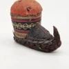 Miniaturowy but regionalny z materiału i skóry – etniczny przedmiot dekoracyjny, 8×6 cm