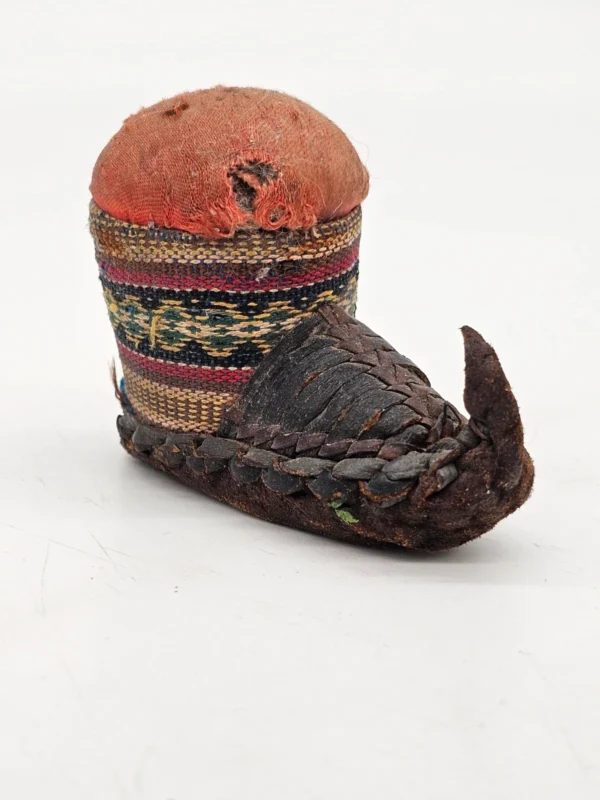 Miniaturowy but regionalny z materiału i skóry – etniczny przedmiot dekoracyjny, 8×6 cm