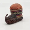 Miniaturowy but regionalny z materiału i skóry – etniczny przedmiot dekoracyjny, 8×6 cm