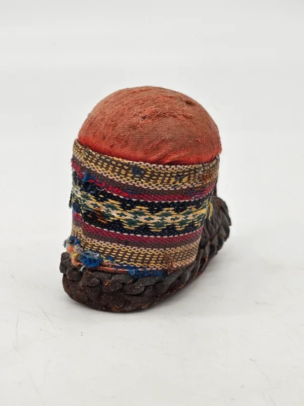 Miniaturowy but regionalny z materiału i skóry – etniczny przedmiot dekoracyjny, 8×6 cm