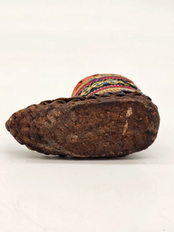 Miniaturowy but regionalny z materiału i skóry – etniczny przedmiot dekoracyjny, 8×6 cm