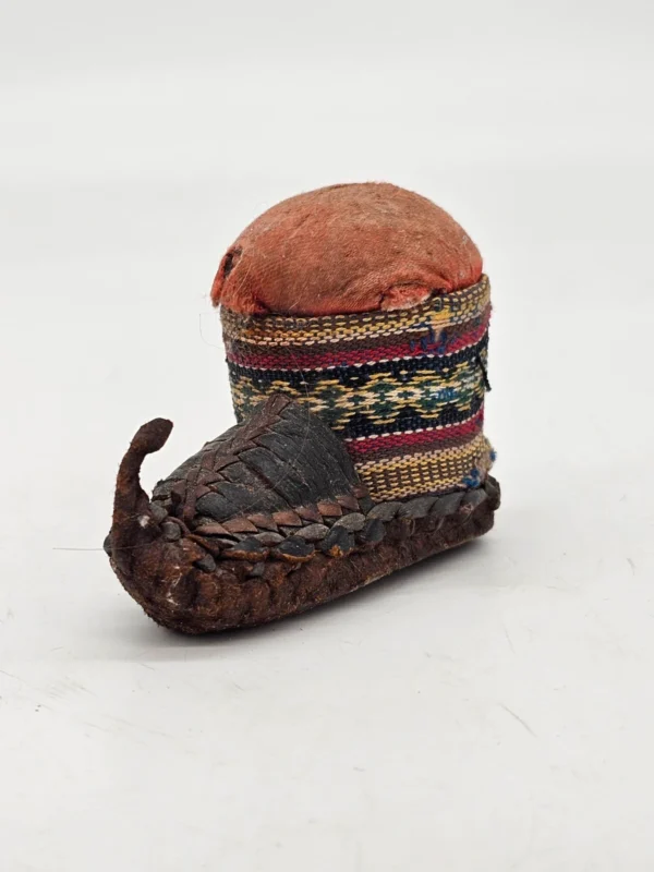Miniaturowy but regionalny z materiału i skóry – etniczny przedmiot dekoracyjny, 8×6 cm