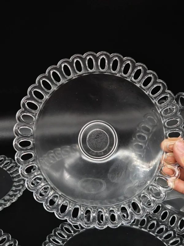 Komplet 8 szklanych talerzy deserowych z ażurowym rantem – vintage, średnica 20 cm