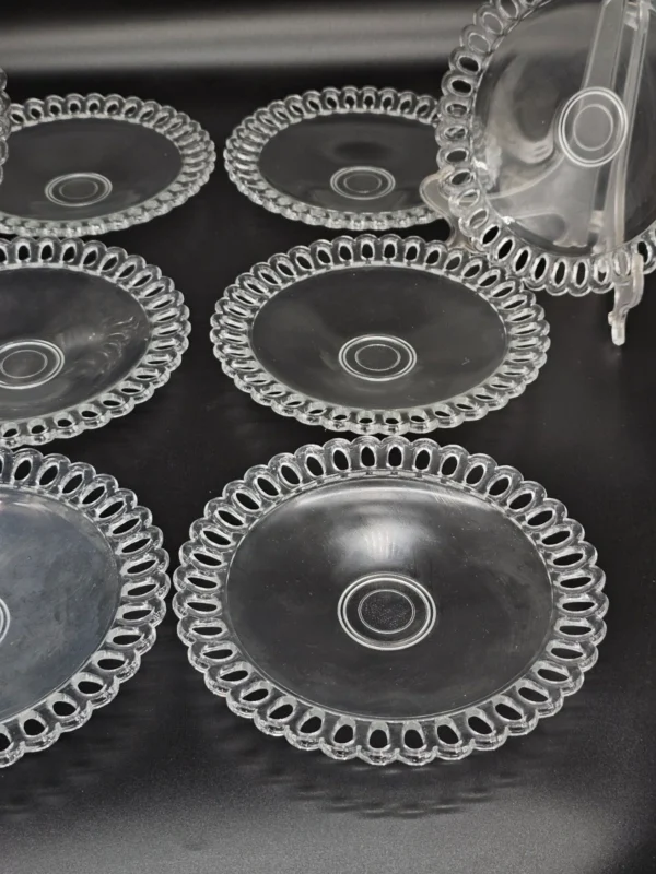 Komplet 8 szklanych talerzy deserowych z ażurowym rantem – vintage, średnica 20 cm