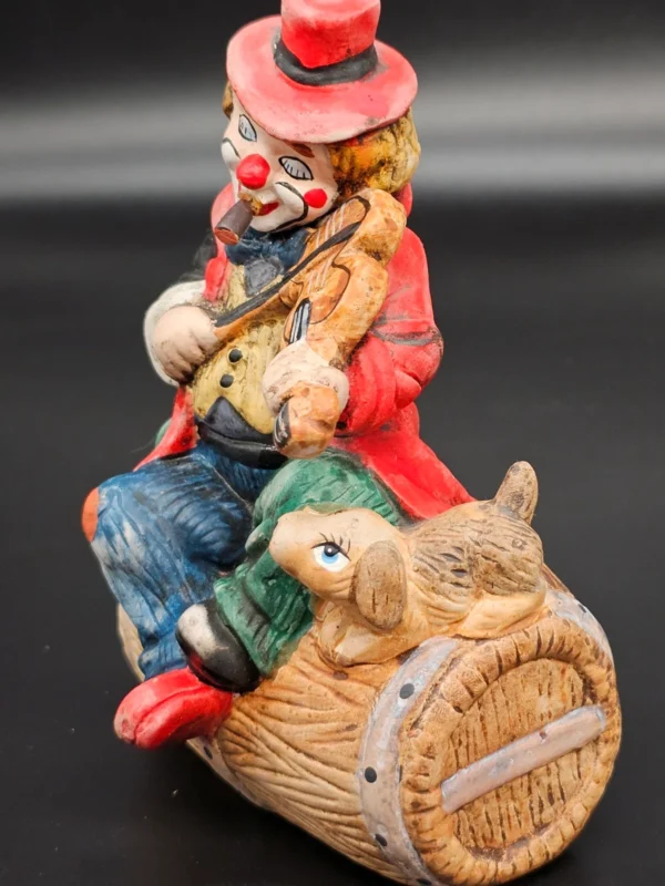 Skarbonka ceramiczna – grający klaun z psem, na beczce – wys. 17 cm