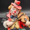 Skarbonka ceramiczna – grający klaun z psem, na beczce – wys. 17 cm