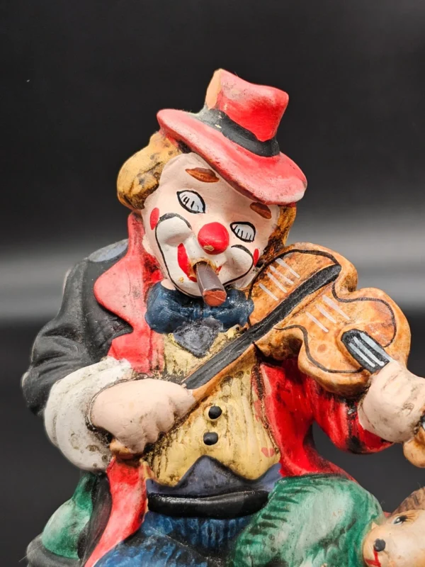 Skarbonka ceramiczna – grający klaun z psem, na beczce – wys. 17 cm