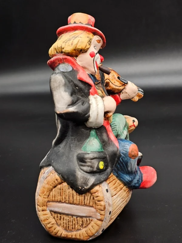 Skarbonka ceramiczna – grający klaun z psem, na beczce – wys. 17 cm
