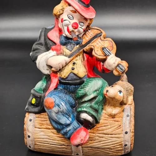 Skarbonka ceramiczna – grający klaun z psem, na beczce – wys. 17 cm