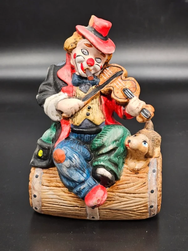 Skarbonka ceramiczna – grający klaun z psem, na beczce – wys. 17 cm