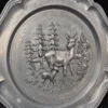 Talerz cynowy dekoracyjny Artina Sks Zinn– motyw jelenia z młodym w lesie – 22 cm