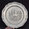 Talerz cynowy dekoracyjny Artina Sks Zinn– motyw jelenia z młodym w lesie – 22 cm