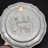 Talerz cynowy dekoracyjny Artina Sks Zinn– motyw jelenia z młodym w lesie – 22 cm