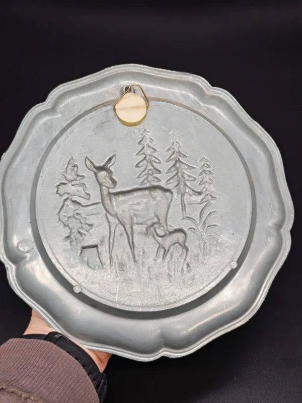 Talerz cynowy dekoracyjny Artina Sks Zinn– motyw jelenia z młodym w lesie – 22 cm