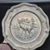 Dekoracyjna taca cynowa z jeleniem – 23 cm, sygnowana