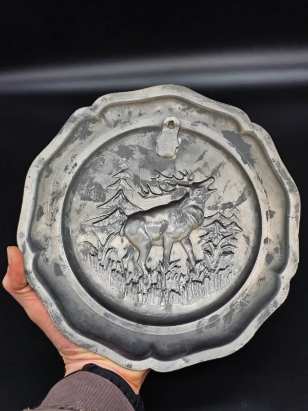 Dekoracyjna taca cynowa z jeleniem – 23 cm, sygnowana