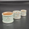 Komplet ceramicznych osłonek na doniczki – zestaw 3 sztuki, dekor kwiatowy