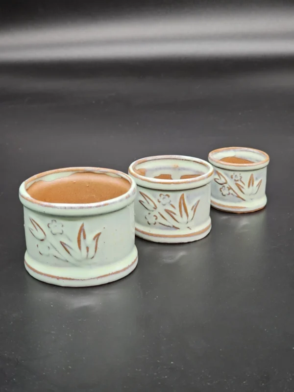 Komplet ceramicznych osłonek na doniczki – zestaw 3 sztuki, dekor kwiatowy