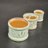 Komplet ceramicznych osłonek na doniczki – zestaw 3 sztuki, dekor kwiatowy