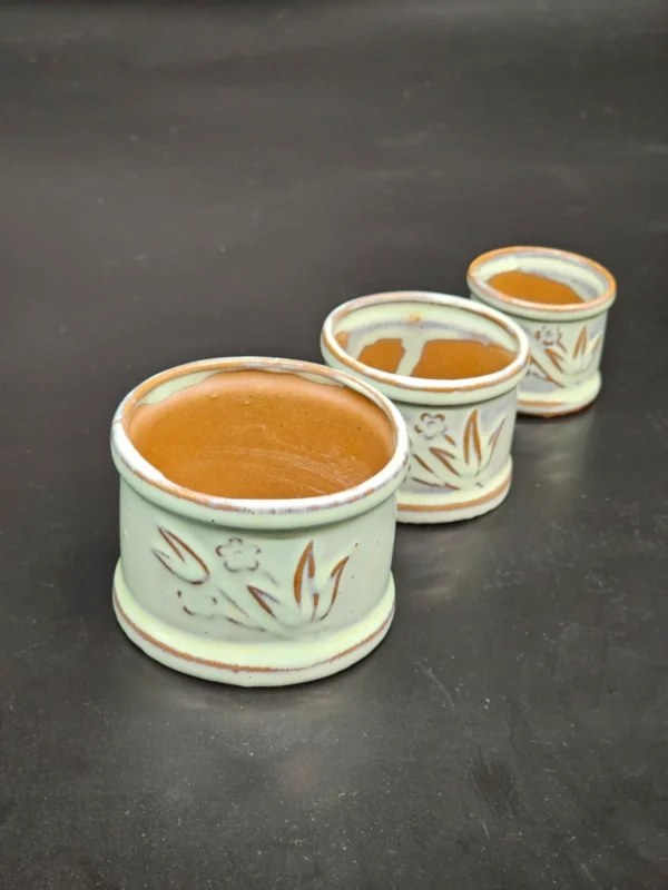 Komplet ceramicznych osłonek na doniczki – zestaw 3 sztuki, dekor kwiatowy